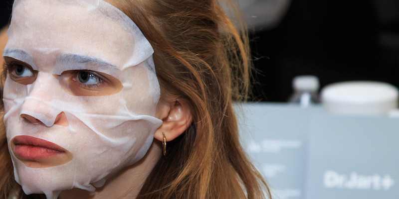 Una modella testa una maschera per il viso del marchio Dr. Jart+, il 17 febbraio 2016, a New York City (Anna Webber/Getty Images for Dr. Jart+)