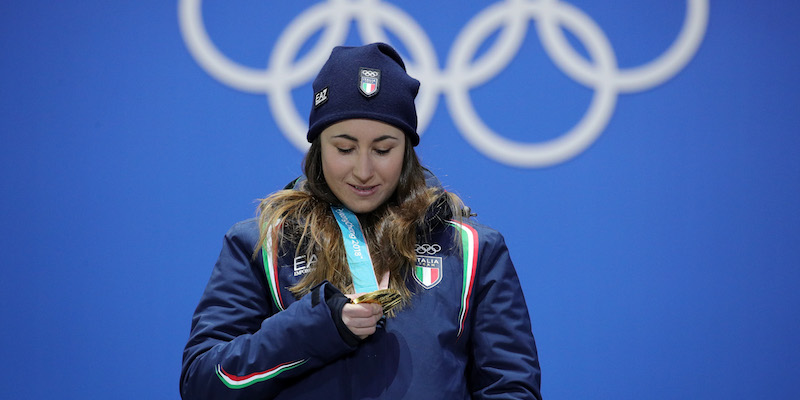 Sofia Goggia guarda la medaglia d'oro durante la premiazione al Medal Plaza di Pyeongchang (Andreas Rentz/Getty Images)