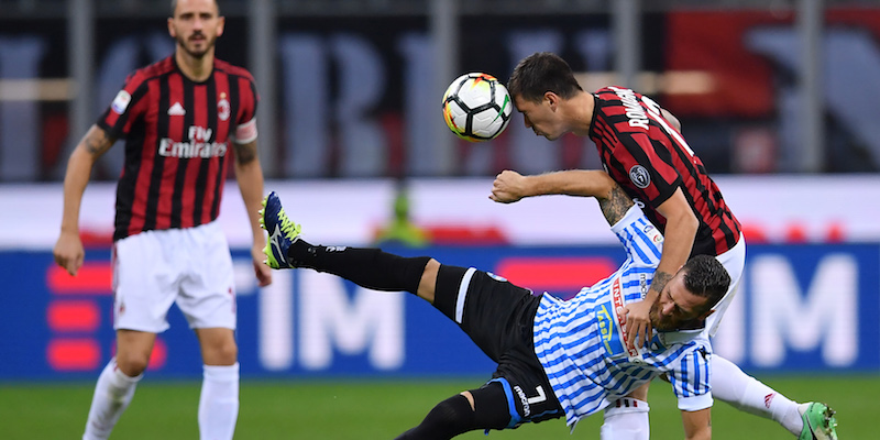 Alessio Romagnoli e Mirco Antenucci in Milan-Spal del girone di andata (MARCO BERTORELLO/AFP/Getty Images)