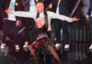 Chi è "la vecchia che balla" con Lo Stato Sociale a Sanremo