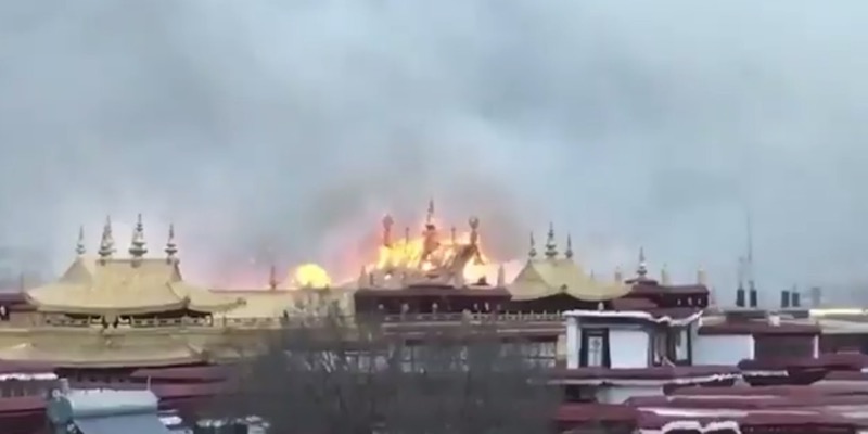 L'incendio al tempio Jokhang, a Lhasa, in un video diffuso su Twitter