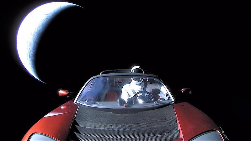 La Tesla Roadster, con il pianeta Terra come sfondo, nel suo viaggio verso lo Spazio profondo (Elon Musk su Instagram)