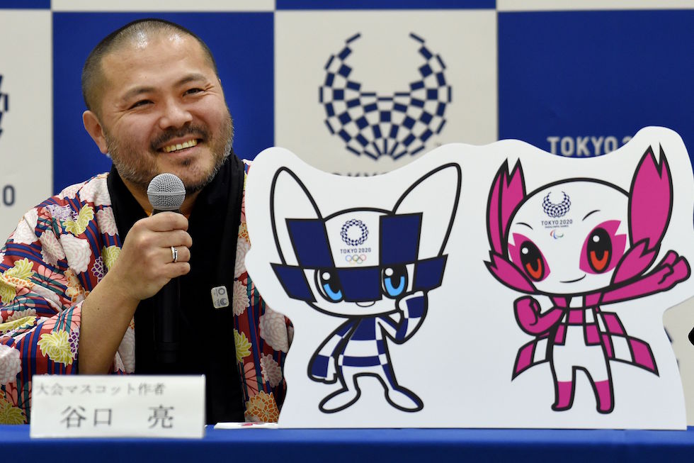 Il disegnatore Ryo Taniguchi e le due mascotte ufficiali delle Olimpiadi di Tokyo 2020 (TORU YAMANAKA/AFP/Getty Images)