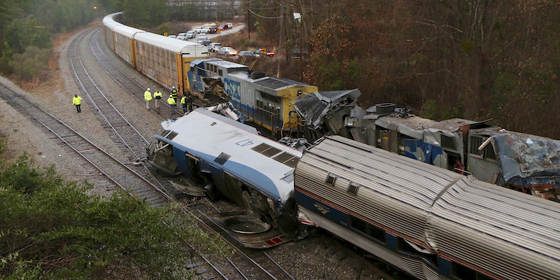 La scena dell'incidente che ha coinvolto un treno passeggeri Amtrak e un treno merci nei pressi di Cayce, in South Carolina, il 4 febbraio 2018 (AP/Tim Dominick/The State)