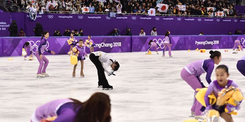 Yuzuru Hanyu circondato da pupazzi alla Gangneung Ice Arena dopo l'esibizione che gli ha fatto vincere l'oro nel pattinaggio artistico (ARIS MESSINIS/AFP/Getty Images)