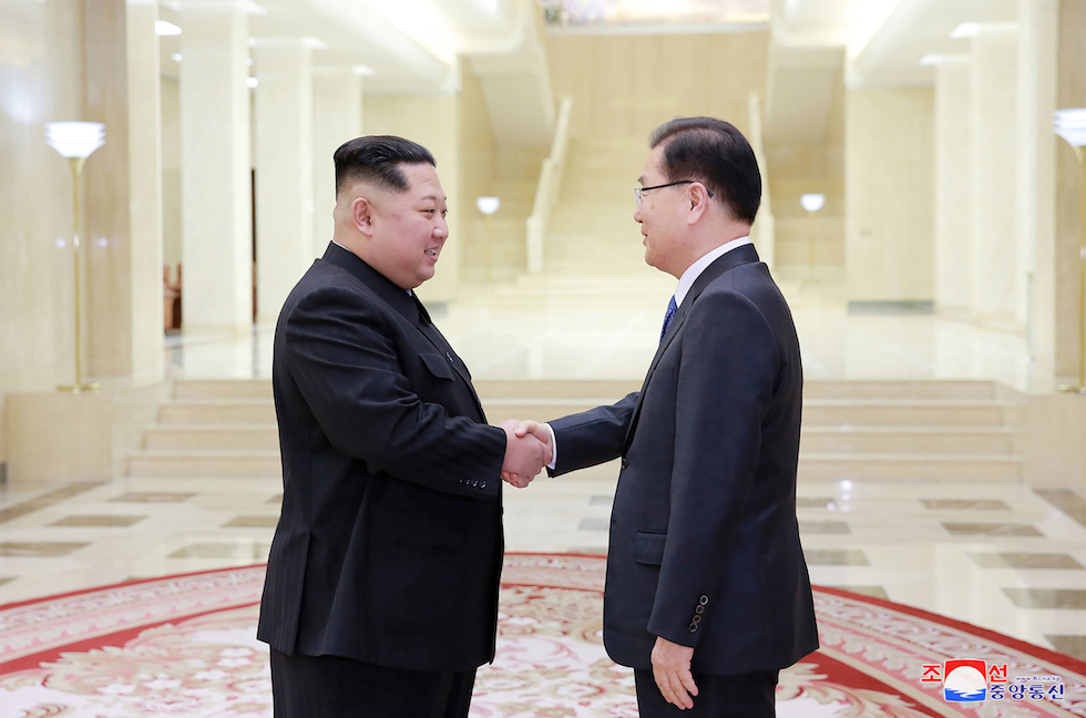 L'incontro tra il dittatore nordcoreano Kim Jong-un e Chung Eui-yong, consigliere per la sicurezza nazionale del presidente sudcoreano Moon Jae-in. Due importanti funzionari sudcoreani sono partiti lunedì per incontrare Kim Jong-un, in quella che è la prima riunione di questo livello degli ultimi sei anni. La foto è stata scattata ieri ma diffusa oggi
(KCNA/AFP/Getty Images)
