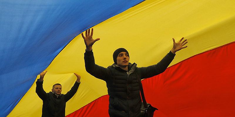 Due persone sotto una grande bandiera della Moldavia, Chisinau, 14 novembre 2016
(AP Photo/Vadim Ghirda)