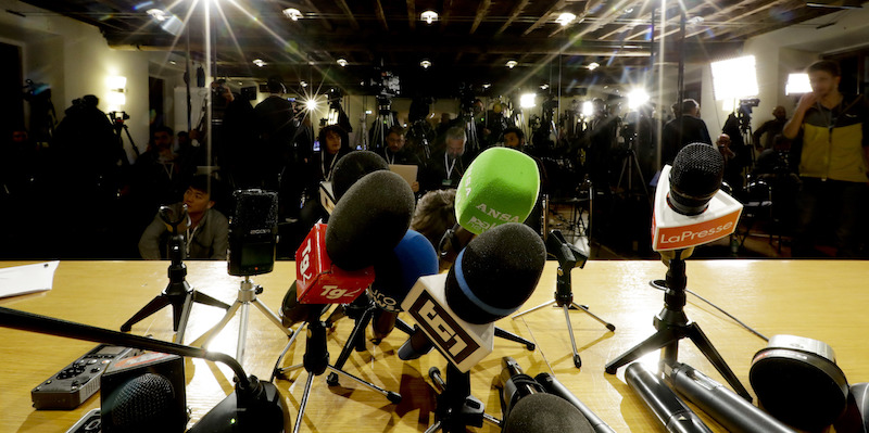 Giornalisti in attesa nella sala stampa del PD. (AP Photo/Andrew Medichini)