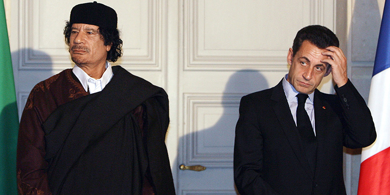 Muammar Gheddafi e Nicolas Sarkozy all'Eliseo, Parigi, 10 dicembre 2007 (Patrick Hertzog, Pool via AP, file)