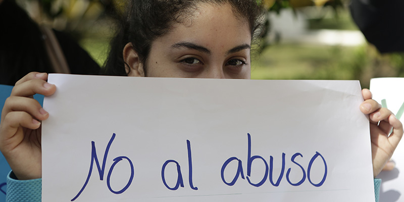 Una ragazzina con un cartello con scritto "No agli abusi", a una manifestazione contro la violenza sulle donne e le bambine, Asunción, Paraguay, 11 maggio 2015. (AP Photo/Jorge Saenz)