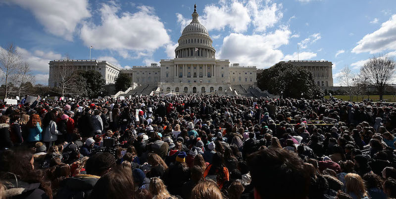 La protesta di migliaia di studenti davanti al Campidoglio, Washington DC, 14 marzo 2018
(Mark Wilson/Getty Images)
