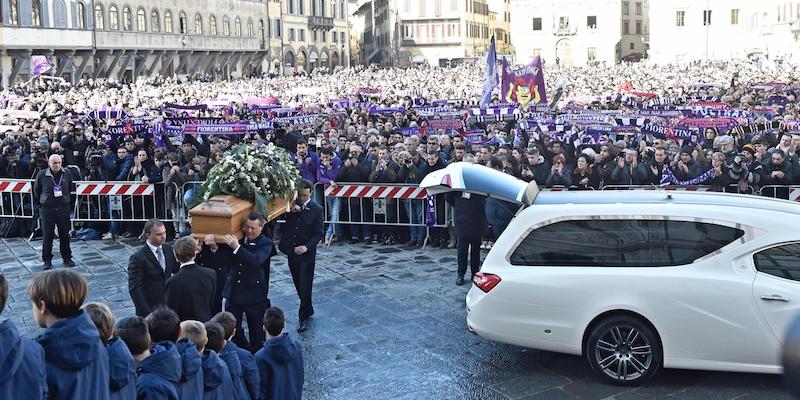 L'arrivo della salma in piazza Santa Croce a Firenze
(ANSA/ MAURIZIO DEGL'INNOCENTI)