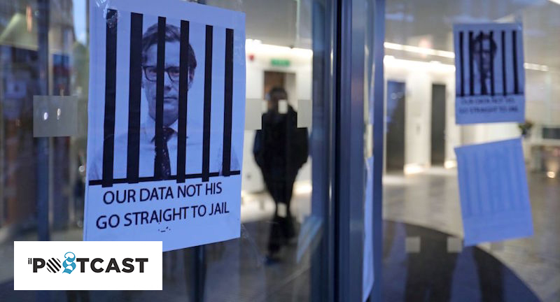 Poster con il volto del CEO di Cambrige Analytica Alexander Nix e la scritta "I dati sono nostri, non suoi. Vai in galera" (DANIEL LEAL-OLIVAS/AFP/Getty Images)