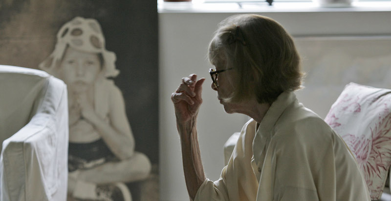 Joan Didion guarda una foto di sua figlia Quintana, morta a 39 anni, nella sua casa di New York, 27 settembre 2007
(AP Photo/Kathy Willens)