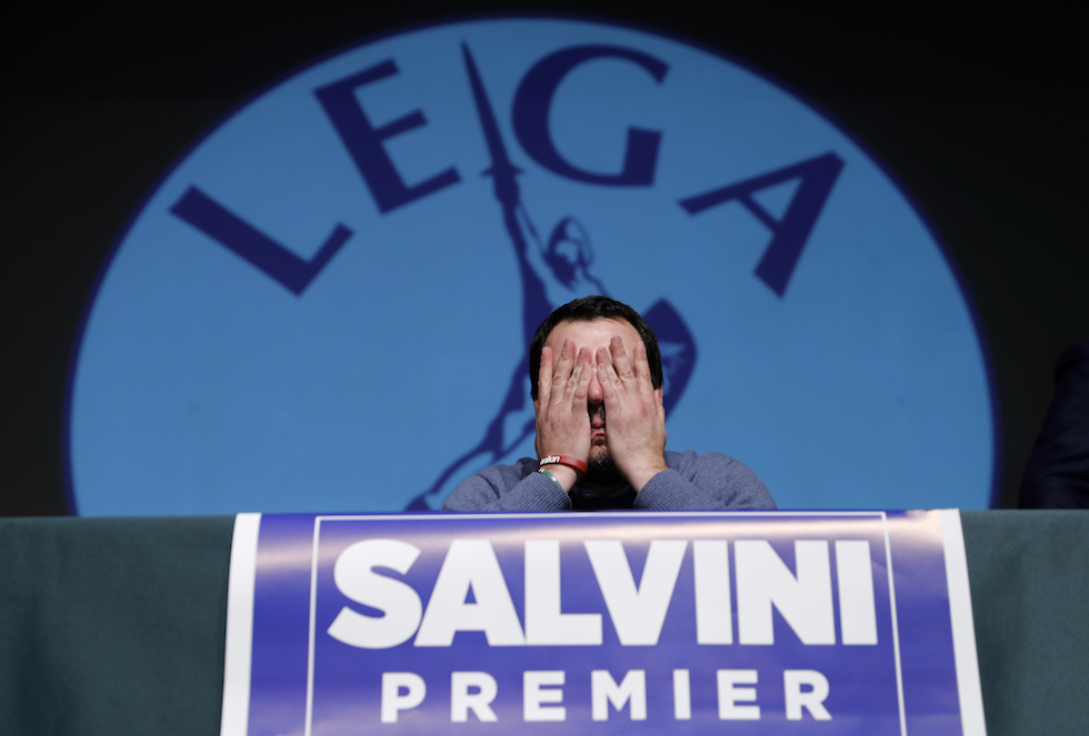 Matteo Salvini della Lega Nord a un comizio a Verona, 2 febbraio 2018, in un momento di empatia che travalica ogni appartenenza: sì, anche noi non ce la facciamo più
(AP Photo/Antonio Calanni)