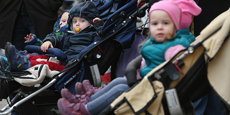 Bambini sul passeggino alla fermata dell'autobus, Berlino, 2015 Sean Gallup/Getty Images)