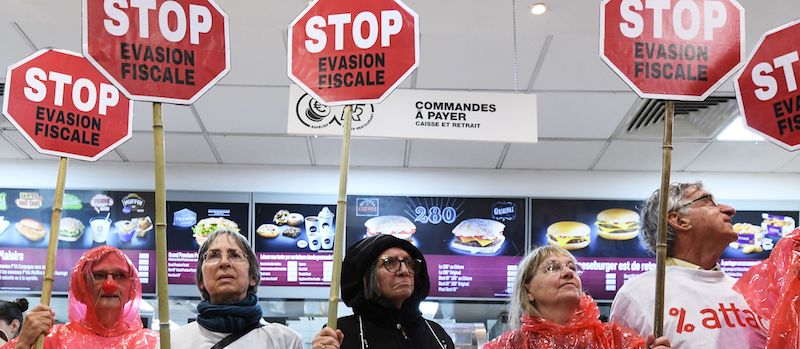 Una protesta improvvisata dentro un ristorante McDonald's in Francia di un gruppo di attivisti contrari all'evasione fiscale. (ANNE-CHRISTINE POUJOULAT/AFP/Getty Images)