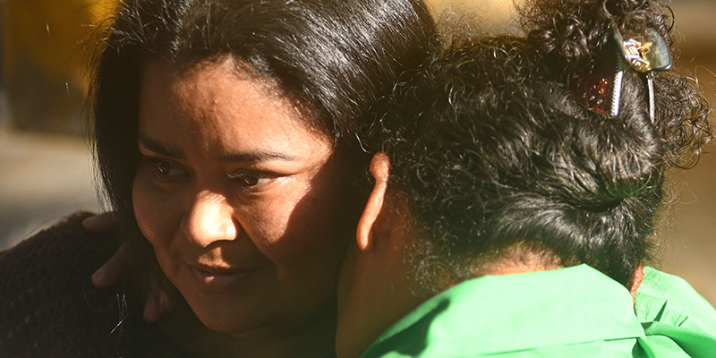 Maira Figueroa abbracciata a una familiare all'uscita dal carcere, Ilopango, El Salvador, 13 marzo 2018
(MARVIN RECINOS/AFP/Getty Images)