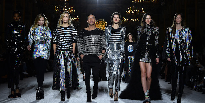 Lo stilista Olivier Rousteing di Balmain e un gruppo di modelle alla fine della sfilata, Parigi, 2 marzo 2018
(Pascal Le Segretain/Getty Images)