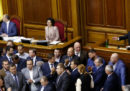 In Ucraina è stata approvata una legge che obbliga i parlamentari a depositare le armi prima di entrare in Parlamento