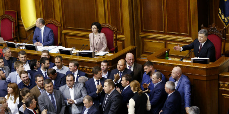 In Ucraina è stata approvata una legge che obbliga i parlamentari a depositare le armi prima di entrare in Parlamento