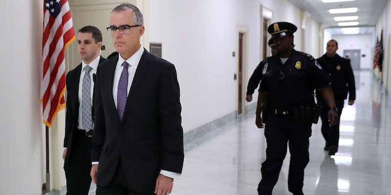 Andrew McCabe, il 21 dicembre 2017, prima di testimoniare davanti a una commissione della Camera dei Rappresentanti per dieci ore (Chip Somodevilla/Getty Images)