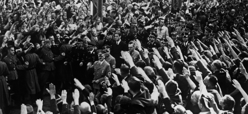 Adolf Hitler accolto a Graz, in Austria, dopo il 5 aprile 1938. (Keystone/Hulton Archive/Getty Images)