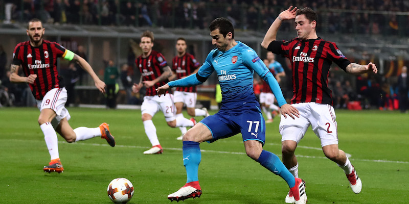 Henrikh Mkhitaryan tra i giocatori del Milan nella partita di andata (Catherine Ivill/Getty Images)