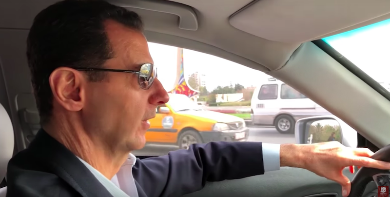 Bashar al Assad mentre guida a Damasco