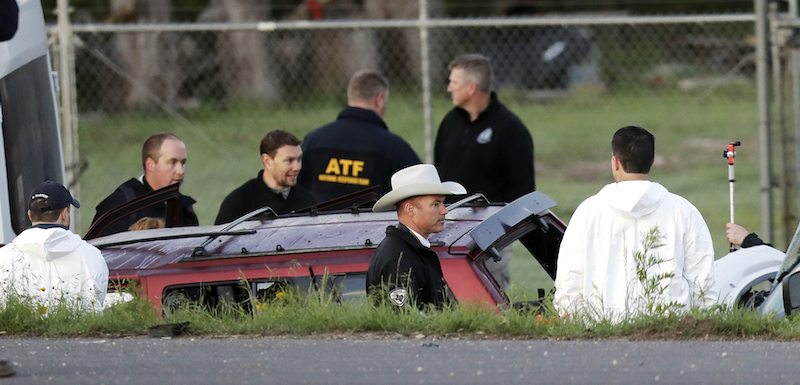 Agenti di polizia intorno all'auto dell'uomo sospettato per le bombe di Austin (AP Photo/Eric Gay)