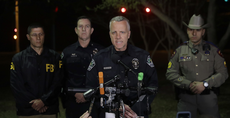 Il capo della polizia di Austin Brian Manley durante una conferenza stampa dopo l'esplosione di domenica 18 marzo (AP Photo/Eric Gay)