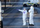 Un'auto della polizia nordirlandese ha preso fuoco per l'esplosione di una bomba sulla strada che collega Belfast a Bangor