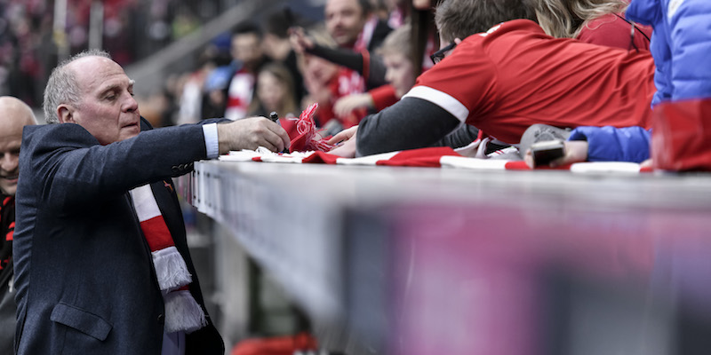 Il presidente del Bayern Monaco Uli Hoeness firma autografi all'Allianz Arena (GUENTER SCHIFFMANN/AFP/Getty Images)