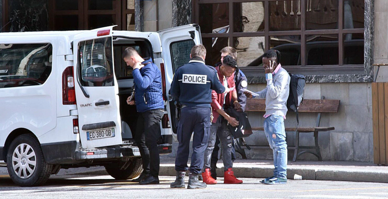 Agenti della polizia di dogana francese fotografati sabato mattina a Bardonecchia. (ANSA/ALESSANDRO DI MARCO)