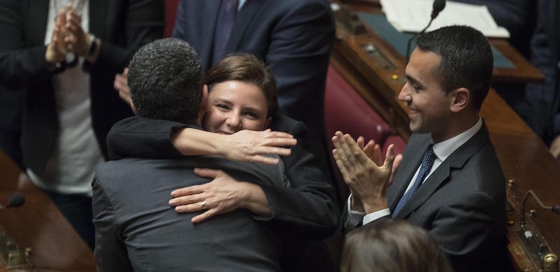 Maria Edera Spadoni eletta vicepresidente della Camera, abbraccia Riccardo Fraccaro (di spalle) eletto questore anziano (
ANSA/ALESSANDRO DI MEO)
