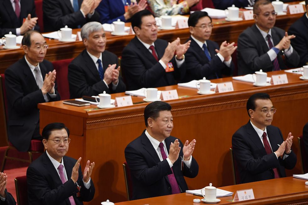 Il presidente cinese Xi Jinping, il primo ministro Li Keqiang (destra) e il presidente dell'Assemblea nazionale del popolo Zheng Dejiang (sinistra), Pechino, 5 marzo 2018 
(GREG BAKER/AFP/Getty Images)