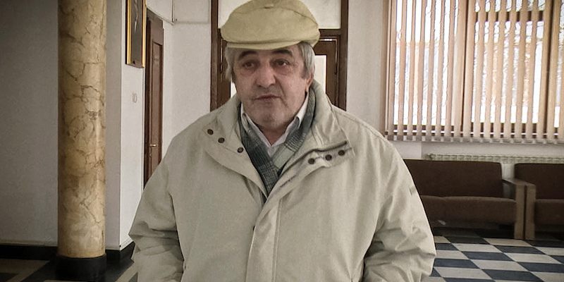 Constantin Reliu, l'uomo rumeno dichiarato morto ma ancora vivo, il 14 marzo 2018 fuori dal tribunale di Vaslui, nel nord della Romania (Simona Voicu, Adevarul via AP)