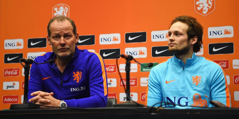 Danny Blind, ex allenatore dell'Olanda, in conferenza stampa con il figlio Daley (Shaun Botterill/Getty Images)
