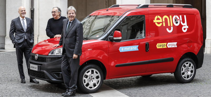 Il CEO di Eni Claudio Descalzi, il CEO di Fiat Chrysler Automobile (Fca) Sergio Marchionne e il presidente del Consiglio Paolo Gentiloni nel cortile di Palazzo Chigi per la presentazione di Enjoy Cargo. (ANSA/GIUSEPPE LAMI)