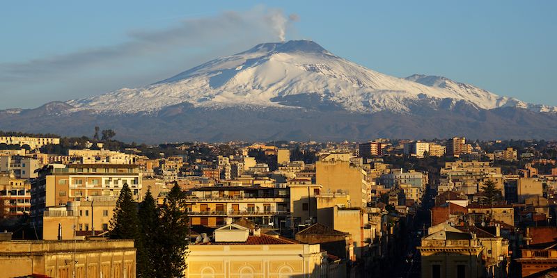 L'Etna visto da Catania, il 16 febbraio 2017 (MARIE-LAURE MESSANA/AFP/Getty Images)