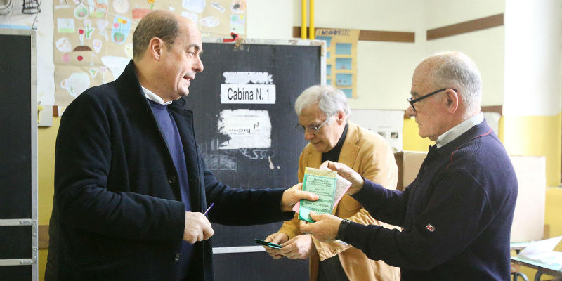 Il presidente della Regione Lazio Nicola Zingaretti vota nel seggio allestito nella scuola di via Antonio Mordini a Roma, il 4 marzo 2018 (ANSA/VINCENZO TERSIGNI)
