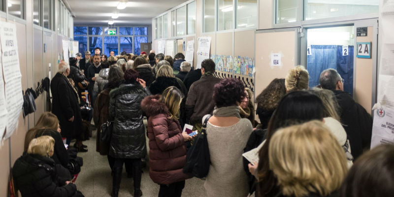 Code per votare in un seggio di Milano (LaPresse - Fabio Delfino)