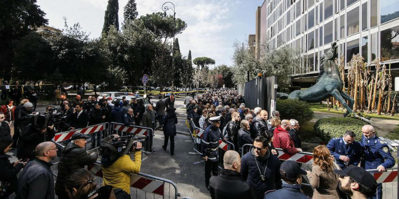 La fila di persone davanti la sede Rai di viale Mazzini dove è allestita la camera ardente per Fabrizio Frizzi, Roma, 27 marzo 2018
(ANSA/FABIO FRUSTACI)