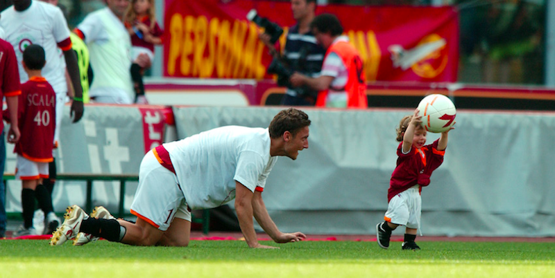 Francesco Totti con suo figlio Cristian, il 27 maggio 2007 (Roberto Settonce/Lapresse)