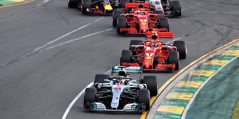 Lewis Hamilton precede le due Ferrari alla prima curva del GP d'Australia (Mark Thompson/Getty Images)