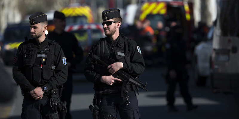 Due poliziotti francesi a Trèbes (AP Photo/Emilio Morenatti)