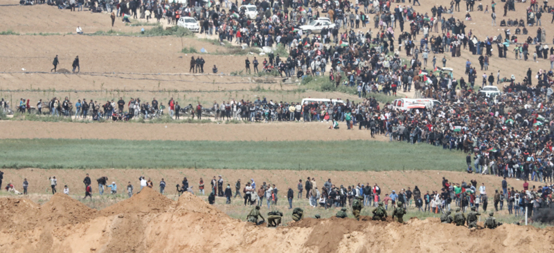 I soldati israeliani al confine con Gaza, davanti ai manifestanti. (Oren Ziv/picture-alliance/dpa/AP Images)