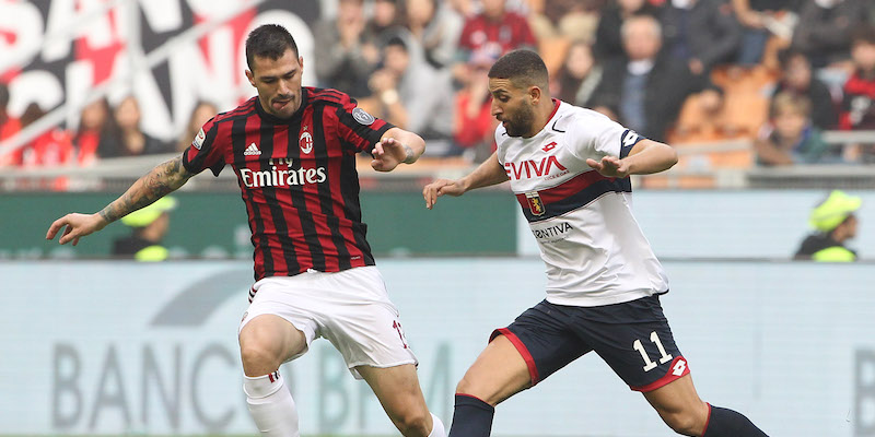 Adel Taarabt del Genoa e Alessio Romagnoli del Milan nella partita di andata (Marco Luzzani/Getty Images)