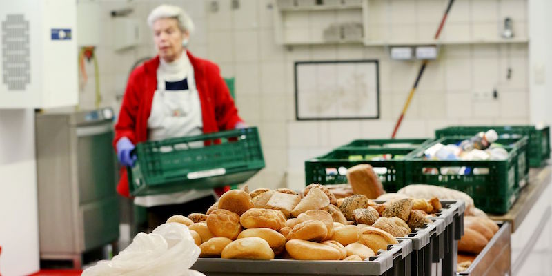 La distribuzione del cibo gratuito ai poveri organizzata da Essener Tafel a Essen (ROLAND WEIHRAUCH/AFP/Getty Images)
