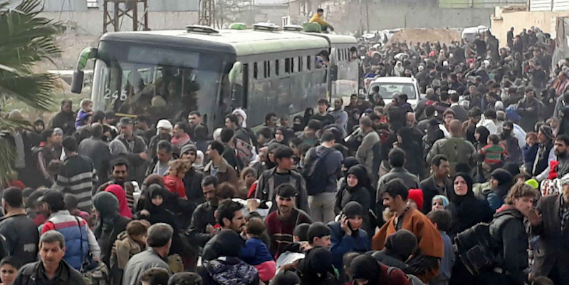 Civili siriani mentre lasciano Ghouta orientale (SANA via AP)